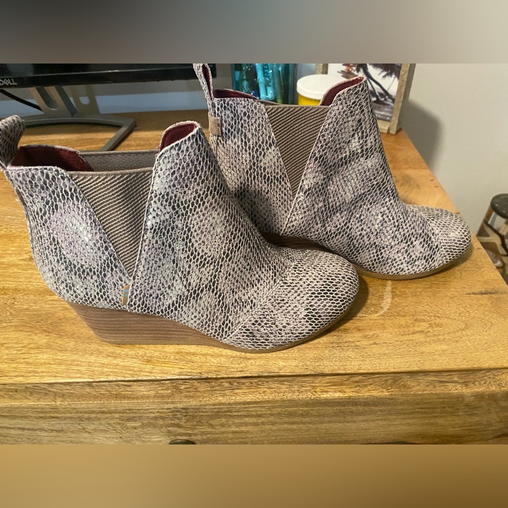 Tom’s snake print booties new without box   Size 6.5.